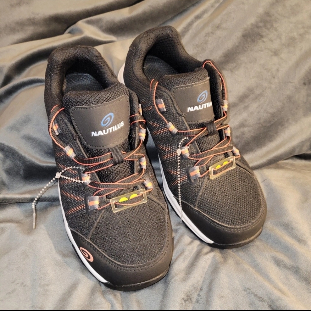Nautilus Women's Size US 7 WIDE Accelerator Black Carbon Toe Safety Footwear Low